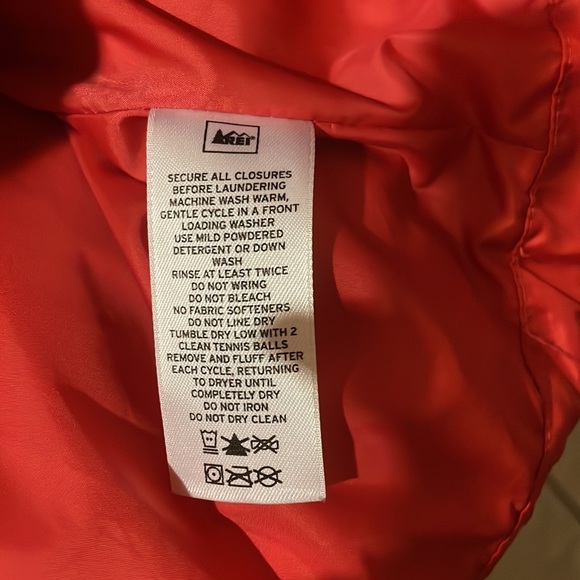 Ladies REI polyester down alternative red vest - Picture 4 of 7